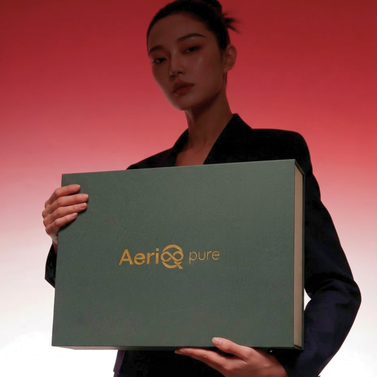 Model holding the AeriQ Pure Experience Box gift set